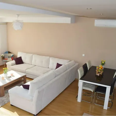 Luna Apartment *